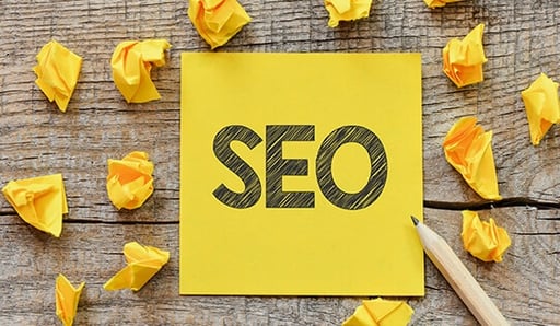 SEO written on a sticky note